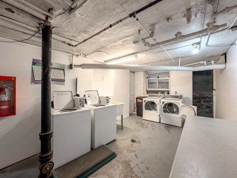 Building Photo - 917 W Waveland Ave