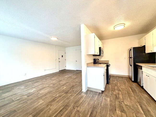Building Photo - **$750 DEPOSIT + FREE FIRST MONTH'S RENT** Spacious Top Floor Unit~ Great Natural Light~ Updated ...