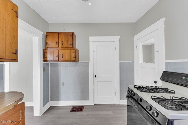 Building Photo - 14117 Sylvia Ave