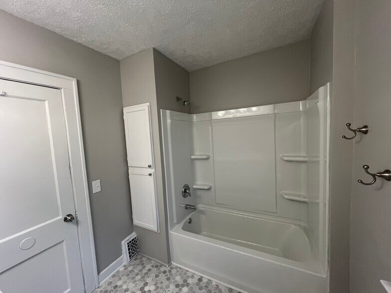 Building Photo - 947 Oakcrest St SW