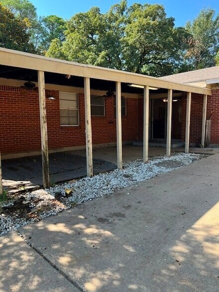 Building Photo - 2501 White Oak Ln