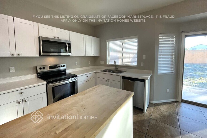 Building Photo - 1421 S 123rd Dr