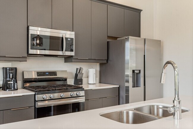 Building Photo - 7740 Sandy Ridge Dr