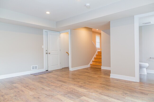 Building Photo - 825 Pheasant Walk Dr
