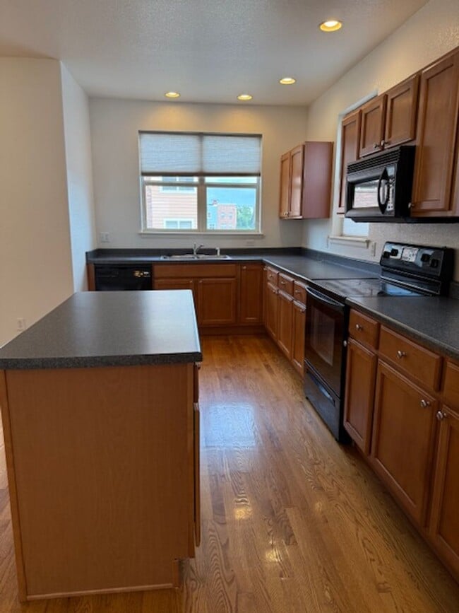 Building Photo - 3 Bed End Unit Townhome near Old Town Arvada