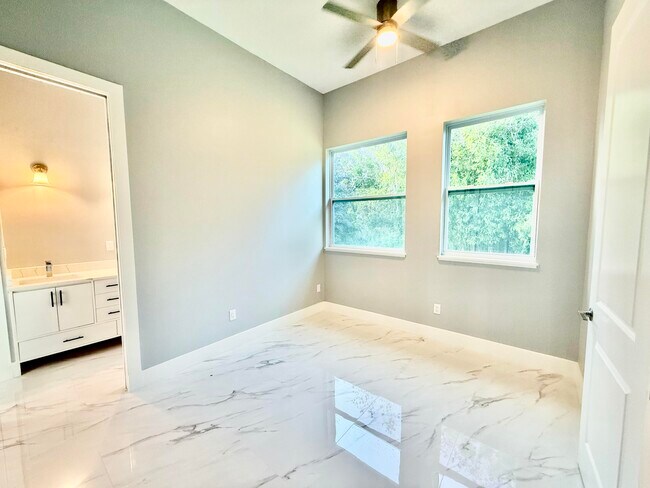 Building Photo - 675 NE Moss Rose Pl
