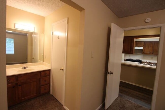 Building Photo - Adorable 3 Bedroom Duplex in Tyler