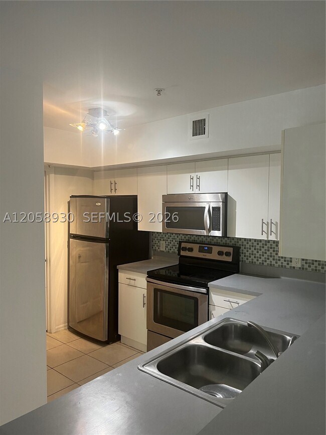 Building Photo - 2427 Centergate Dr