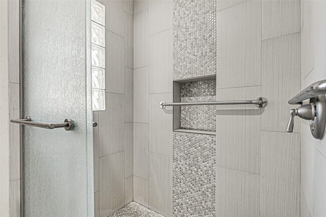 Building Photo - 5534 Loch Lomond Dr