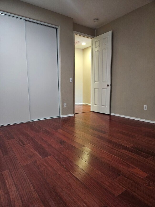 Building Photo - 5 BEDROOM OAK HILLS / HESPERIA HOME