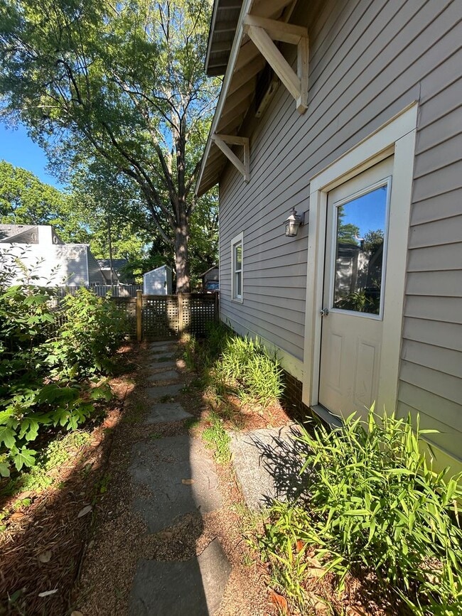 Building Photo - Beautiful 1 bed/1 bath near Duke utilities included and off street parking!