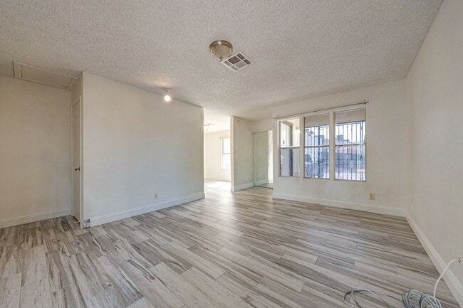 Building Photo - Charming Single-Level Townhome with Modern Flooring & Update Bathroom & Kitchen