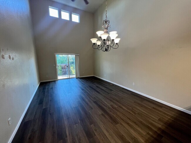 Building Photo - 2635 Parkwood Village Ln