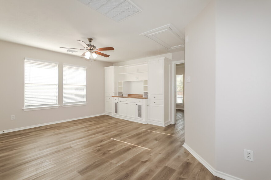 Building Photo - 2439 Ligustrum Flower Dr