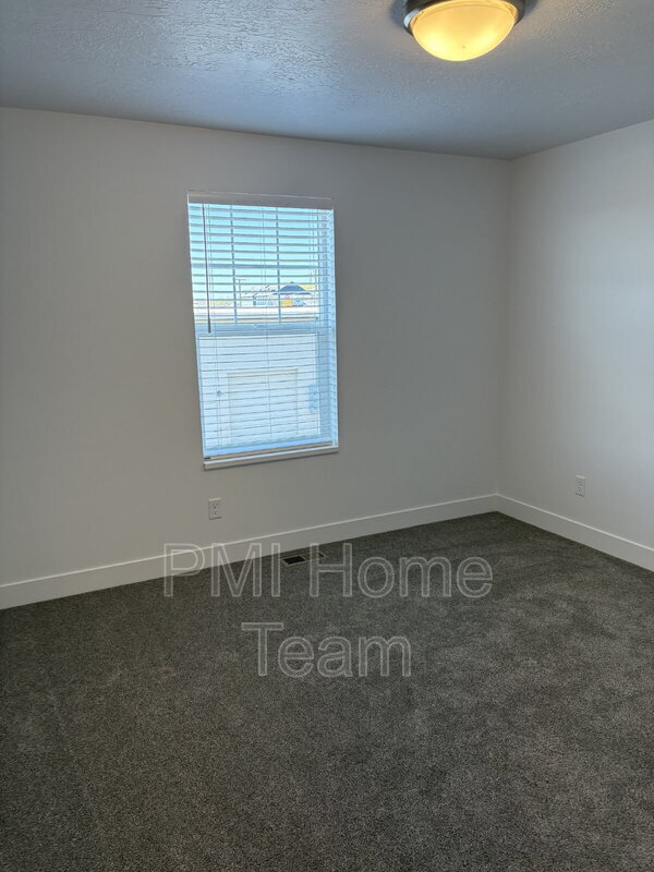 Building Photo - 614 W Cozy Ln