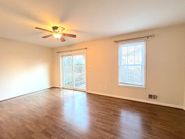 Building Photo - Charming Reston Townhome: Your Ideal Commuter's Haven