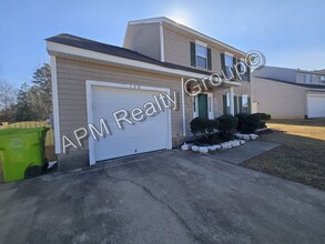Building Photo - Spacious three bedroom home in the Northeast
