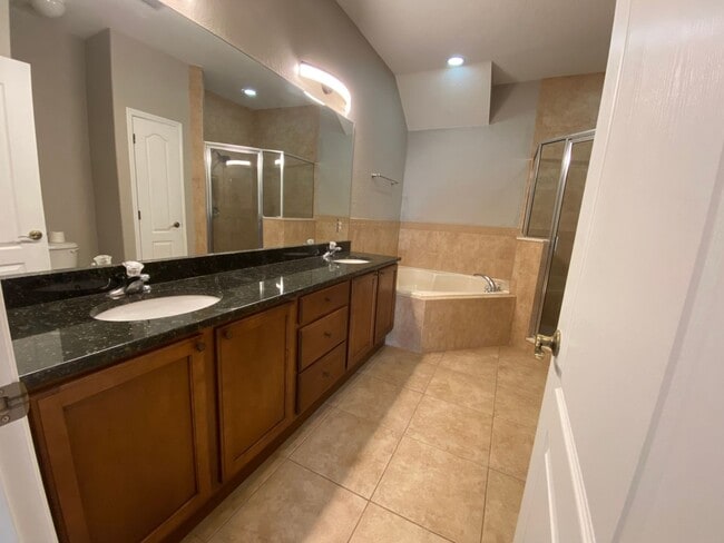 Building Photo - Lovely Carriage Home in Deland