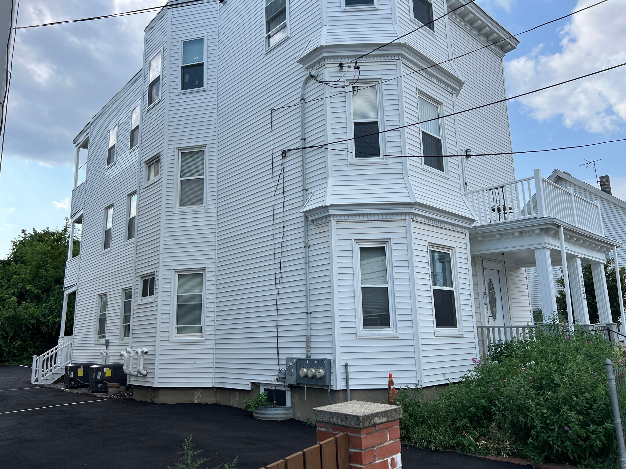 Building Photo - 132 Buttonwood St
