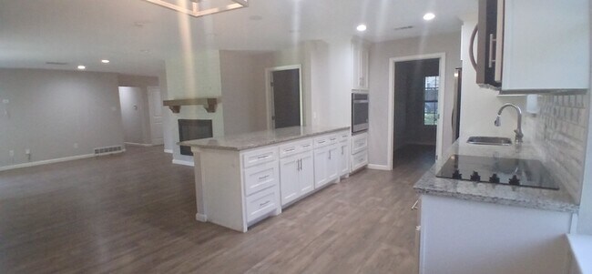 Building Photo - Beautiful 7 beds 3 baths in Ryanwood!