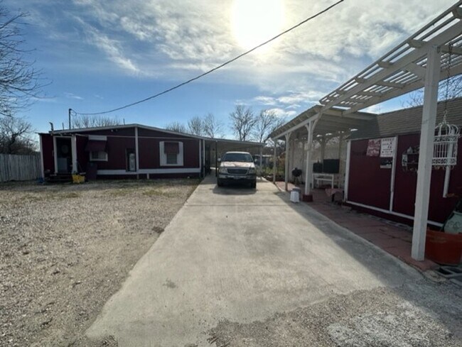 Building Photo - Nice 3 bedroom 2 Bath