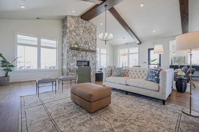 Building Photo - 3 Bed 2.5 Bath Townhome with Great Amenities