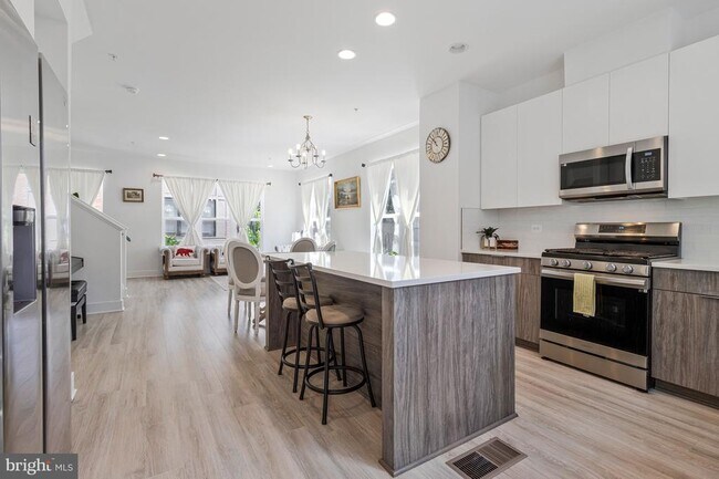 Building Photo - 40 Mural Walk NE