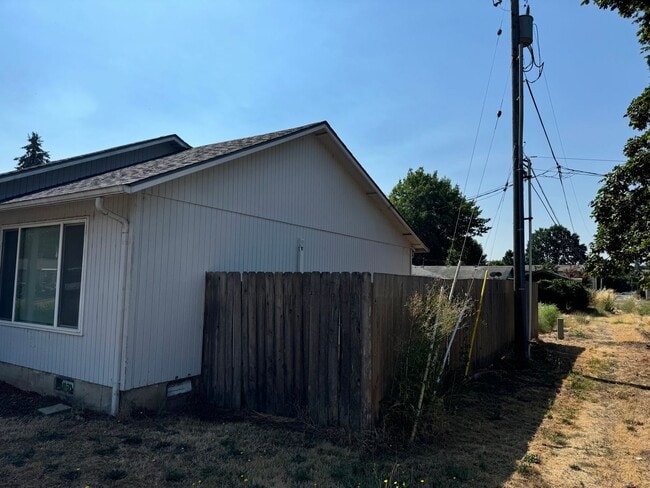 Building Photo - 2 Bedroom in Junction City