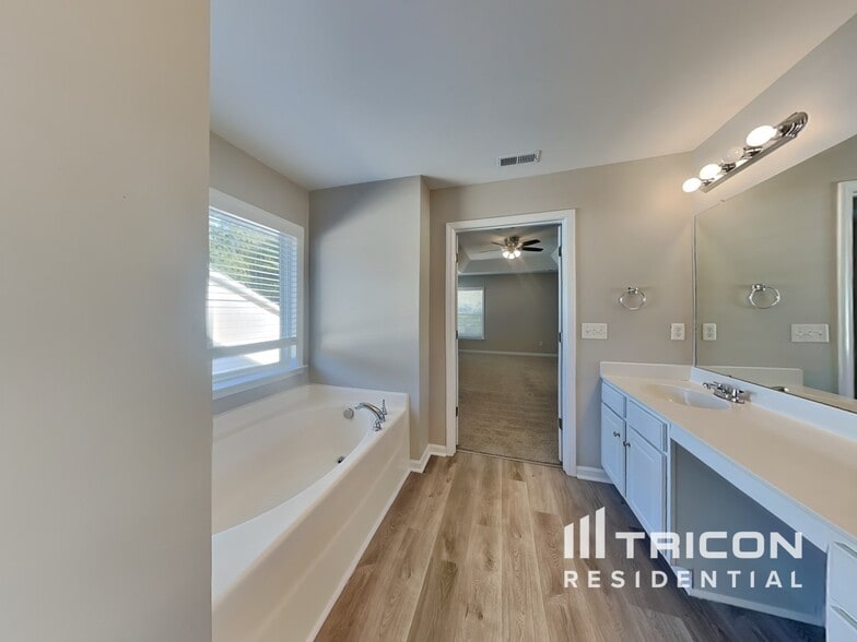 Building Photo - 8953 Crestview Cir