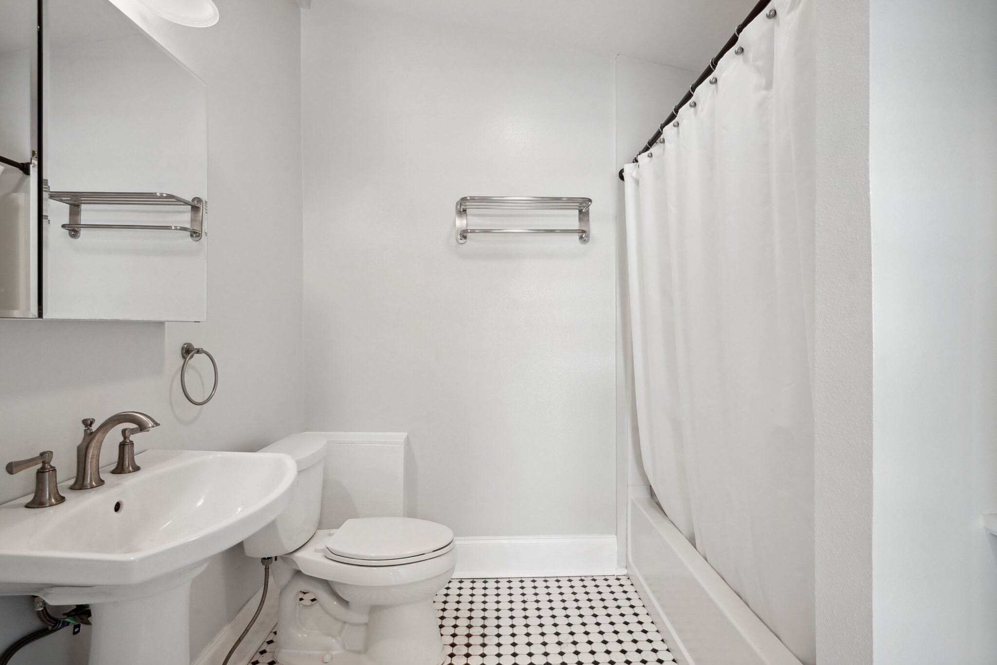 bath in rear - 3980 Annunciation St