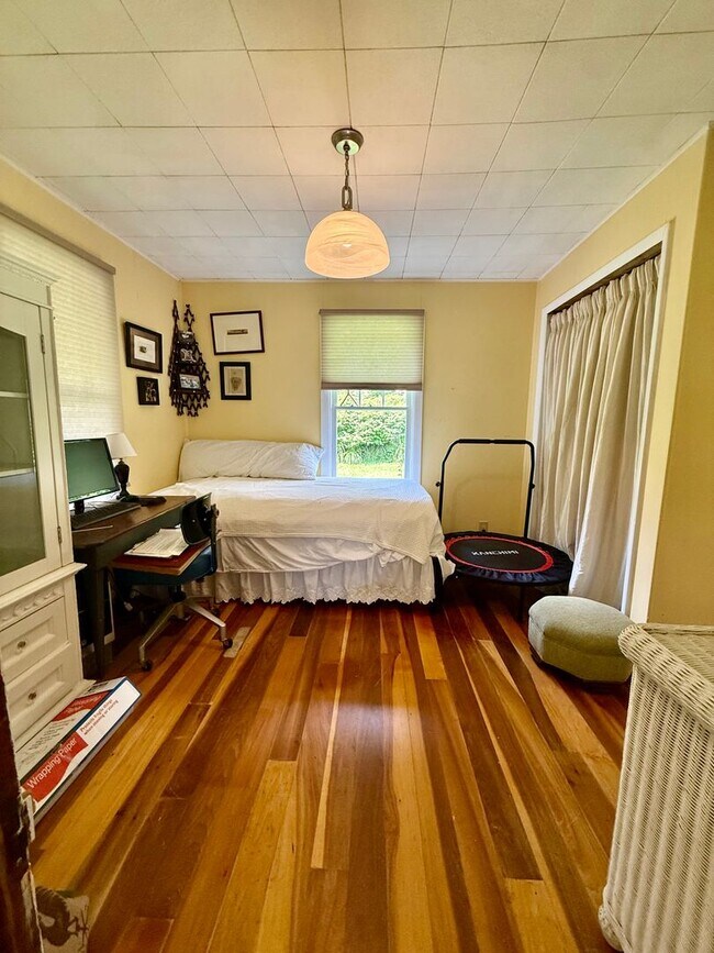 Building Photo - 2 Bedroom Home Available August 2026