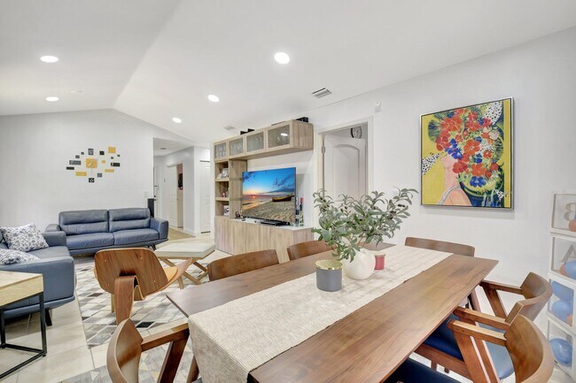 Building Photo - 5151 W Club Cir