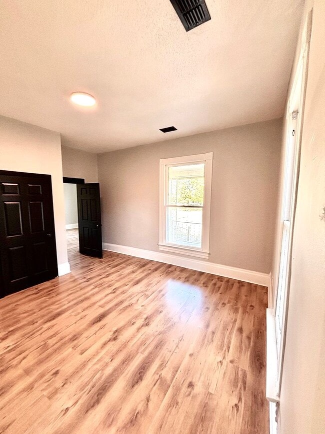 Building Photo - 833 W Oak- Move in ready!