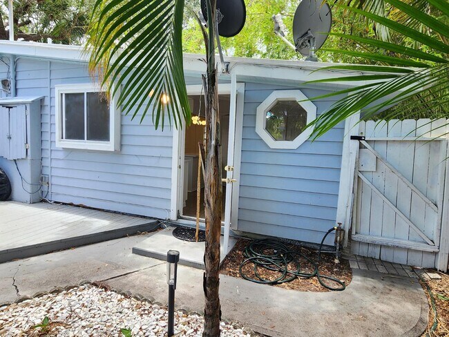 Building Photo - 305 S Loxahatchee Dr