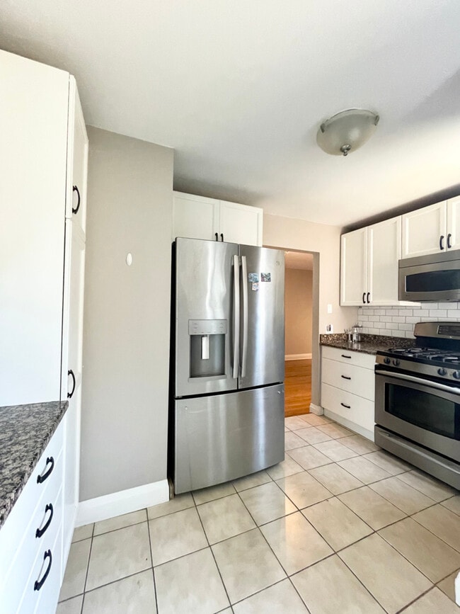 Building Photo - 4214 N Kenmore Ave