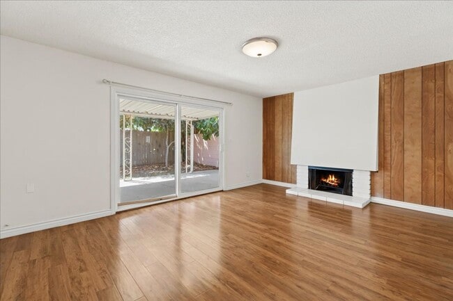 Building Photo - Spacious 3 Bed 2 Bath House w/ Central A/C...