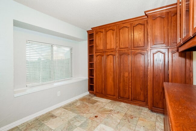 Building Photo - 1808 Rose Cir