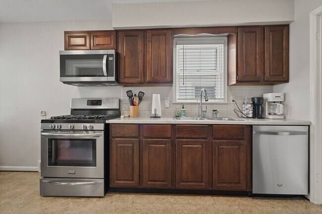 Building Photo - Charming 3-Bedroom Home with Finished Basement in Royal Oak