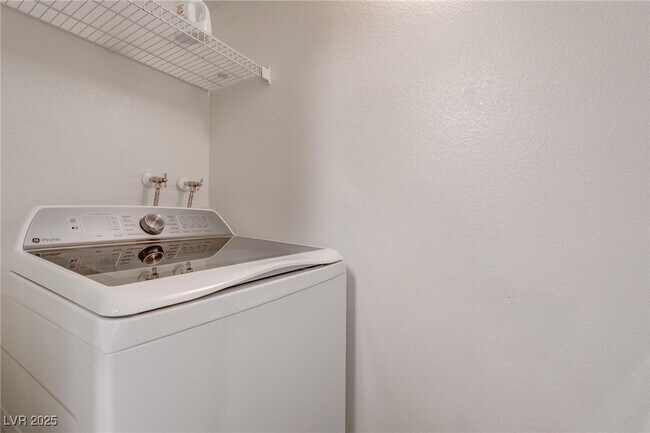 Building Photo - 6955 N Durango Dr