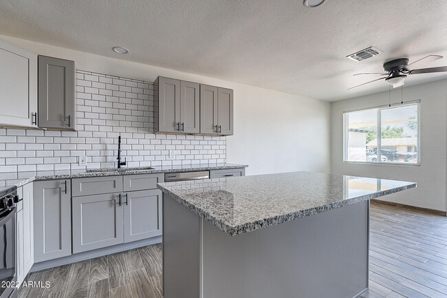 Building Photo - 37 E El Parque Dr