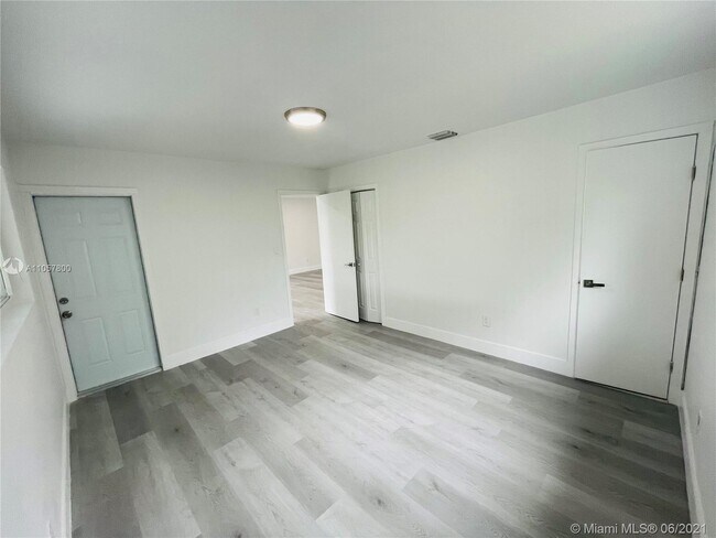 Building Photo - 5130 NE 17th Terrace