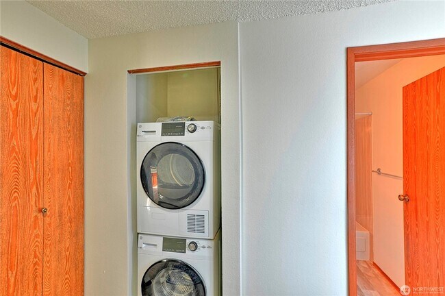 Building Photo - Spacious 2-Bed, 2-Bath Condo in Prime Ever...