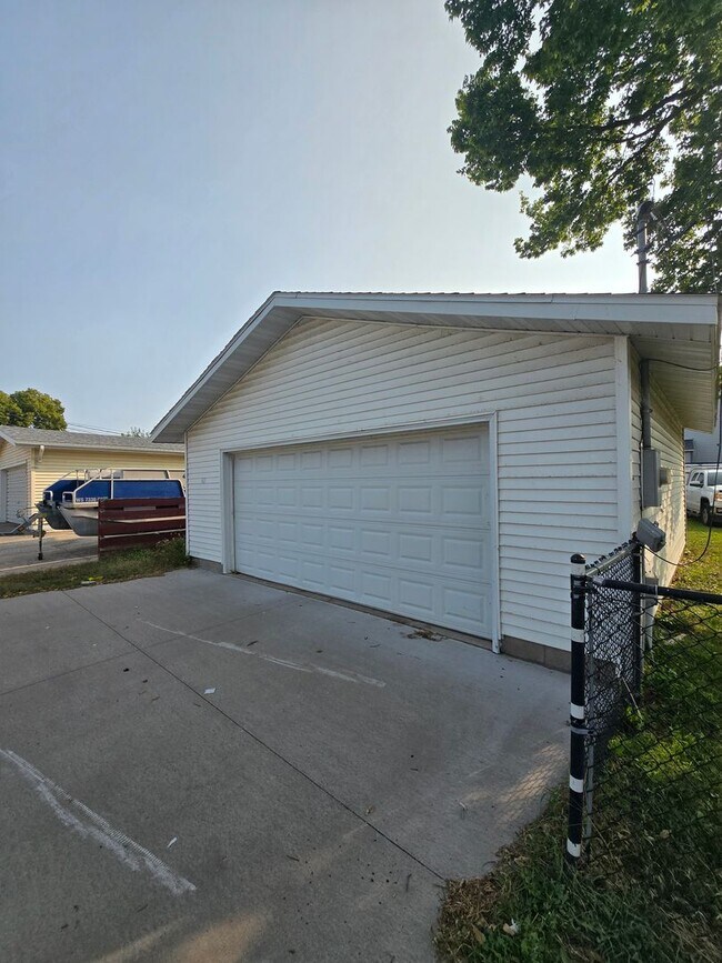 Building Photo - Beautiful 4 bed / 2 bath with garage and fenced yard on north side!