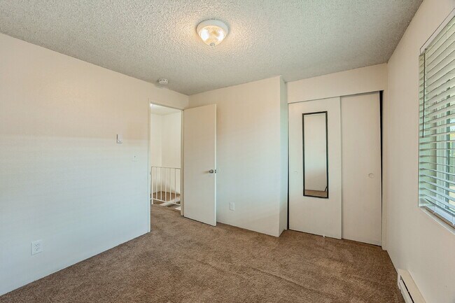 Building Photo - Available immediately, updated townhouse i...