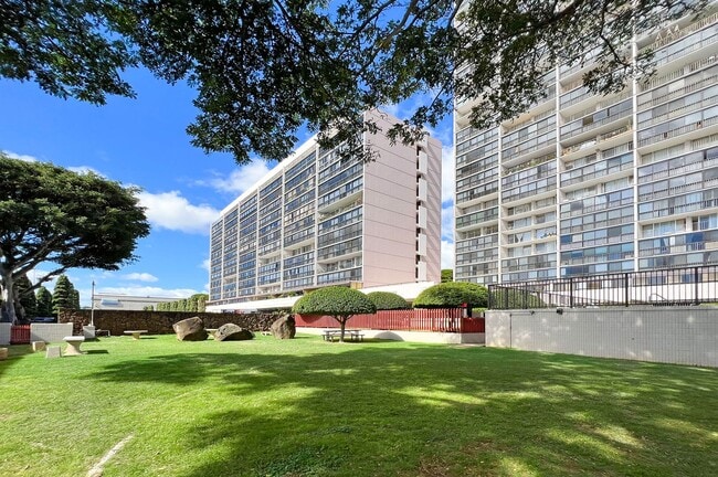 Building Photo - Renovated Kahala Towers-3 bedroom, 2 bath,...