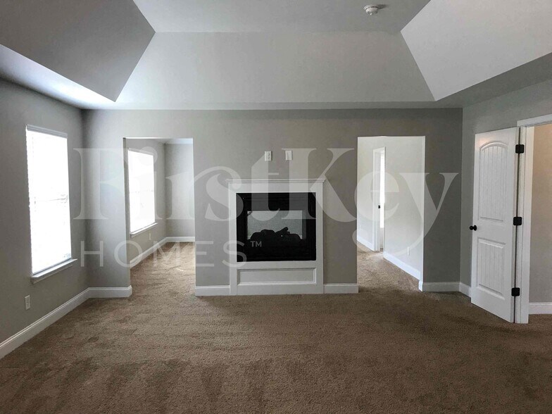 Building Photo - 2022 Poplar Falls Ave