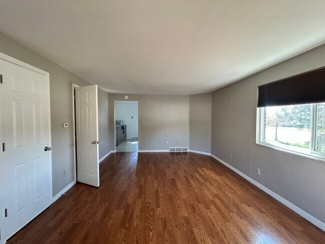 Building Photo - Spacious 2Br/1.5Ba End-Unit Townhome with Carport & Extra Storage