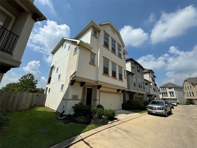 Building Photo - 2018 Royal Landing Dr