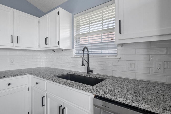 Building Photo - 422 Pristine Water Ln