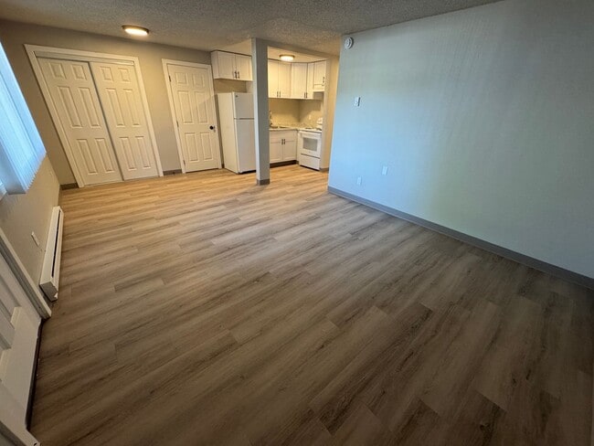 Building Photo - (248 - 277) 1 Bdrm Downstairs W/ Private Y...